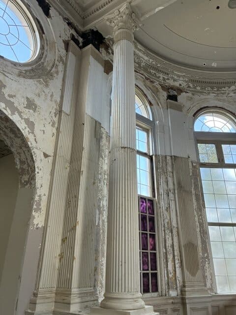 Photo of the standalone column — left