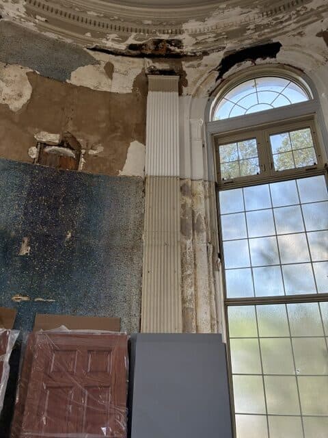 Photo of the pilaster — right of sanctuary backdrop