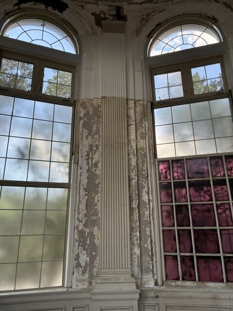 Photo of the pilaster — right wall